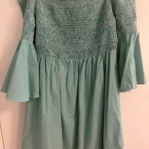 Super cute off the shoulder smocked summer tunic by Gianni Bini size XL